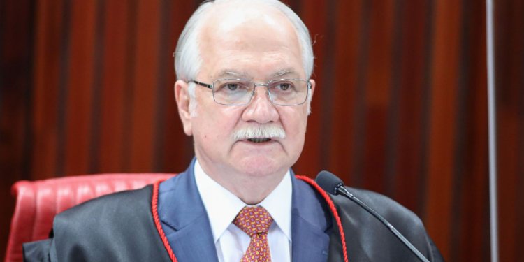 Brasil deve mostrar que rejeita "aventuras autoritárias", diz ministro