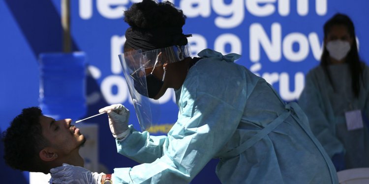 Brasil tem 12,6 mil novas infecções por covid-19 em 24h