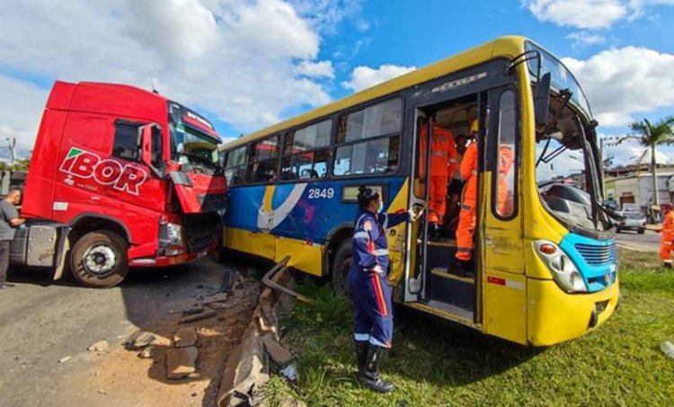 Acidente entre carreta e ônibus urbano deixa 4 feridos em Muriaé