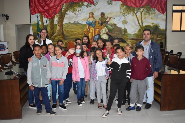 Projeto Escola na Câmara recebe alunos do Colégio Tiradentes e da Escola Municipal Dr. Heitor Peixoto Toledo