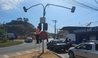 Prefeitura de Ubá instala semáforos no cruzamento da Av. dos Andradas
