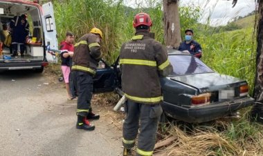 Motorista perde controle da direção e bate em árvore entre Miraí e Guiricema