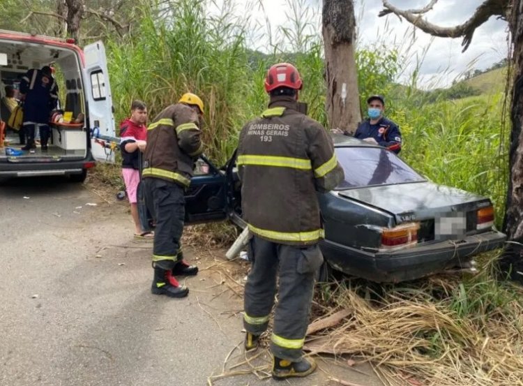 Motorista perde controle da direção e bate em árvore entre Miraí e Guiricema