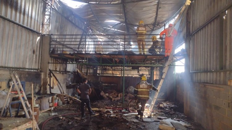 Incêndio em fábrica de estofados de Ubá
