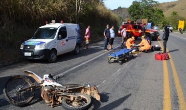 Motociclista fica ferido após bater na lateral de carreta na BR-116