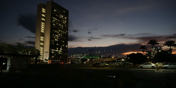 Senado aprova PEC com pacote de auxílios a carentes e a caminhoneiros