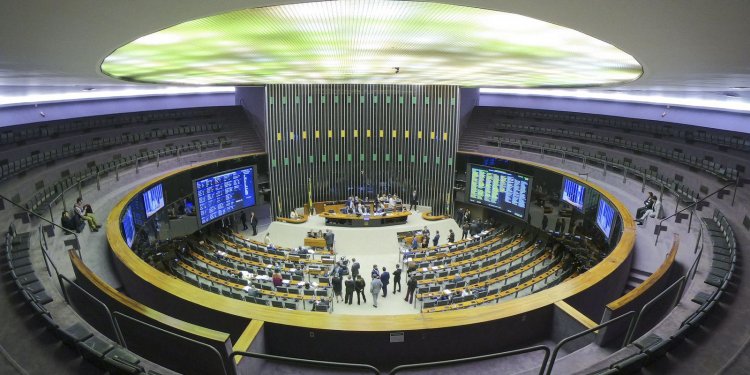 Câmara aprova em 2º turno PEC do piso salarial para enfermagem