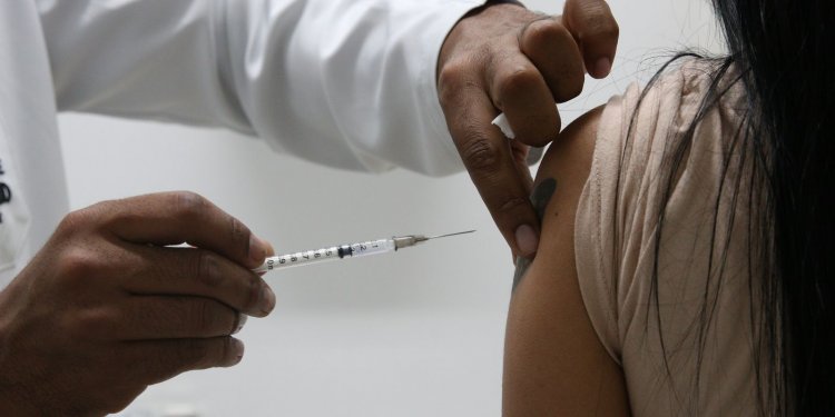 "Doses de reforço contra covid-19 salvam vidas", diz especialista