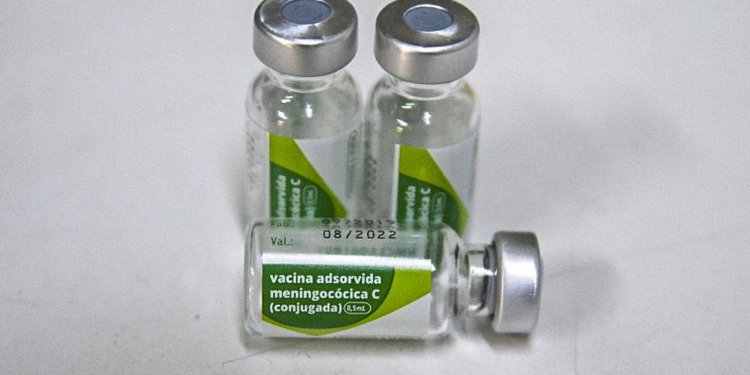 Moradores de Pari, em São Paulo, são vacinados contra meningite