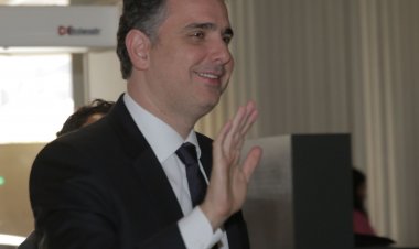 Presidente do Senado felicita Moraes por assumir comando do TSE