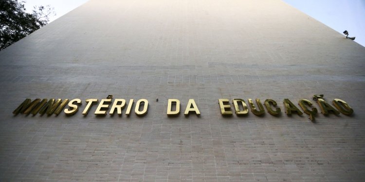 Mais de 9 mil estudantes recebem hoje Bolsa Permanência