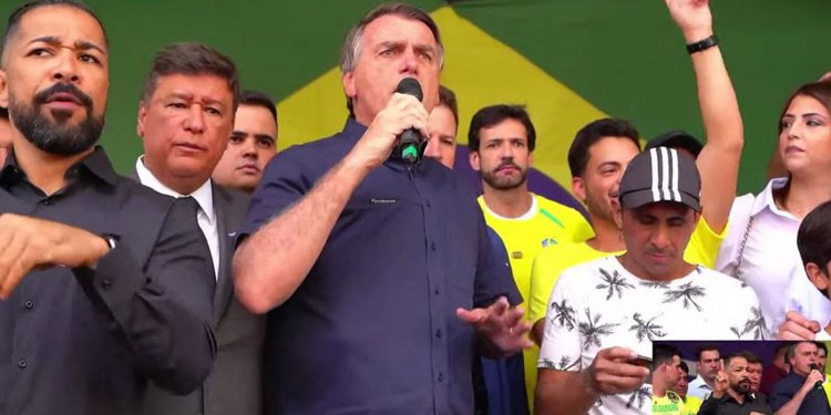 Em comício, Bolsonaro defende excludente de ilicitude para policiais