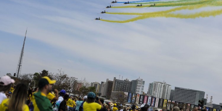 Desfile em comemoração ao Bicentenário reúne multidão na Esplanada