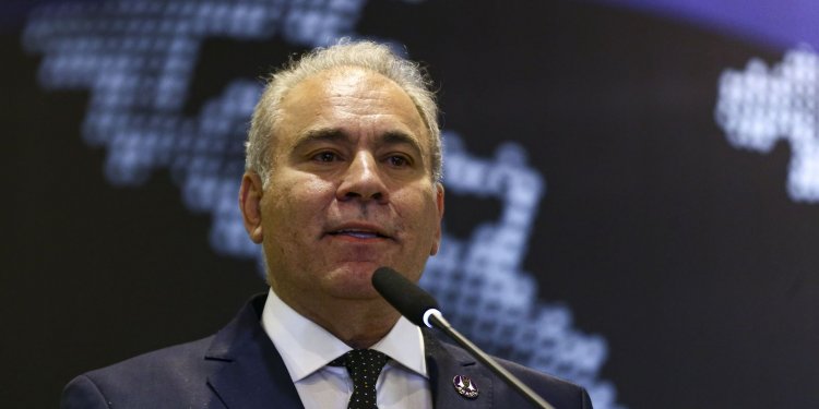 Ministro diz que país atingirá meta de vacinação contra a pólio