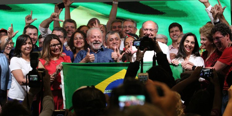 Em primeiro discurso, Lula diz que combate à miséria é sua missão