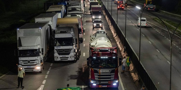 Governadores ordenam desobstrução de rodovias bloqueadas