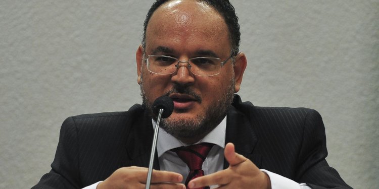 Ex-ministro Henrique Paim coordenará educação na equipe de transição