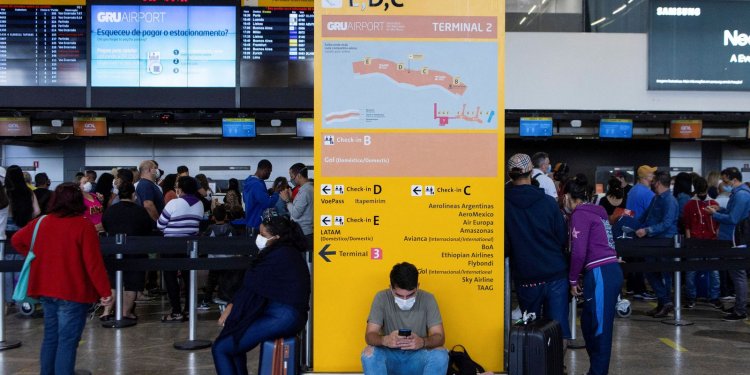 Máscaras em aviões e aeroportos são obrigatórias a partir de hoje