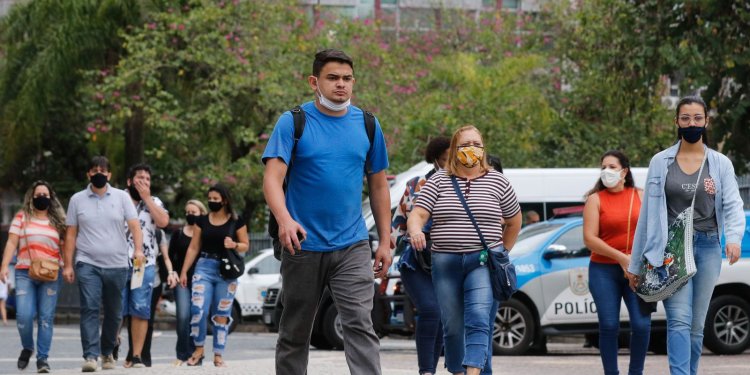 Brasil registra 70 mortes e 39 mil novos casos de covid-19 em 24h