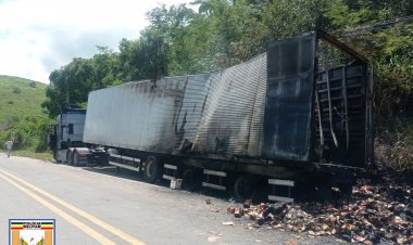 Pneu estoura e provoca incêndio em caminhão na MGC 393, KM 40, em Além Paraíba