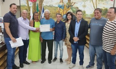 Sr. Elvécio Camilo André recebe Moção na Câmara Municipal de Ubá