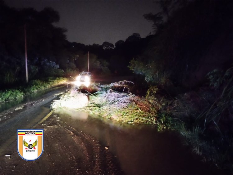 Queda de barreira com interdição parcial da pista na rodovia BR-267, Matias Barbosa para Juiz de Fora