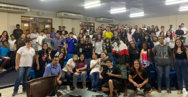Escola do Legislativo da Câmara Municipal de Ubá recebe estudantes da Escola Estadual São José