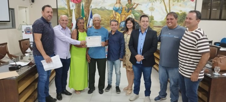 Sr. Elvécio Camilo André recebe Moção na Câmara Municipal de Ubá