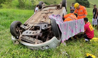 Capotamento deixa duas mulheres feridas na BR-356 em Muriaé