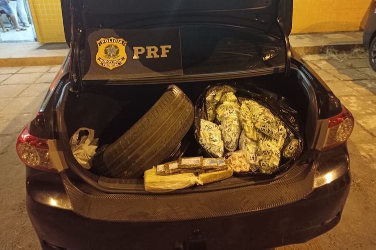 Casal é detido pela PRF com drogas no porta-malas em Leopoldina