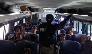 Jovem acusado de homicídio é preso dentro de ônibus pela PRF