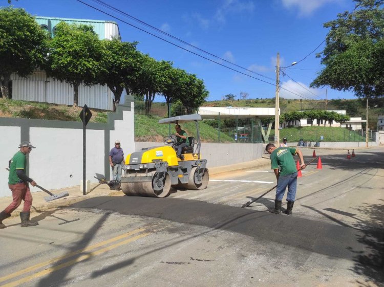 Obras realiza manutenção de vias urbanas e rurais de Ubá
