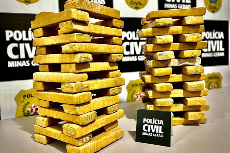 Membro de facção criminosa e comparsa são presos com 60kg de maconha em Ubá