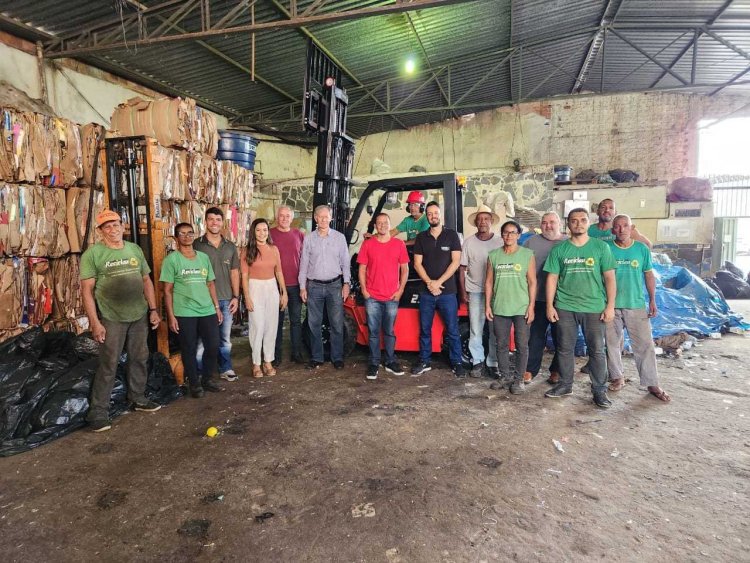 Ubá: RECICLAU recebe empilhadeira para otimizar o trabalho