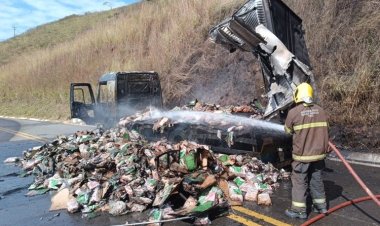 Caminhão baú carregado com carne pega fogo na Serra de Pirapanema