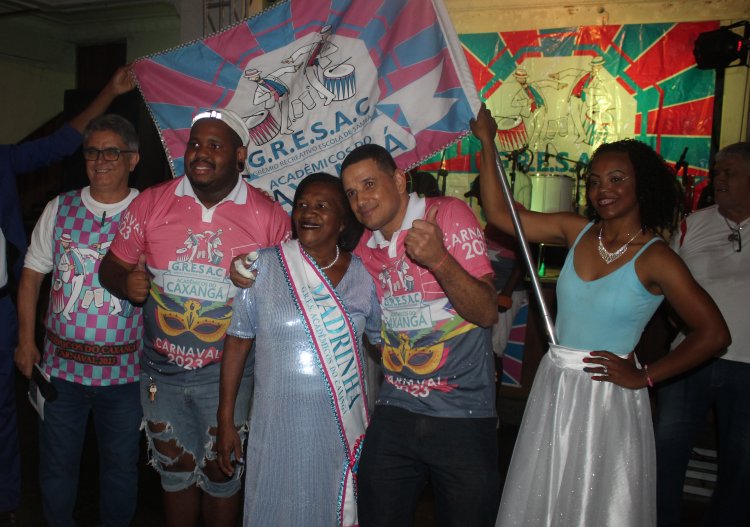 Acadêmicos do Caxangá festeja seus 44 anos e Tuta recebe faixa de Madrinha da GRESAC