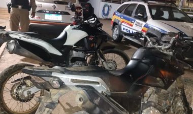 PM recupera moto roubada e prende dois suspeitos em Piraúba