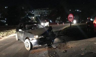 Dois ficam feridos em acidente no trevo do pórtico em Leopoldina