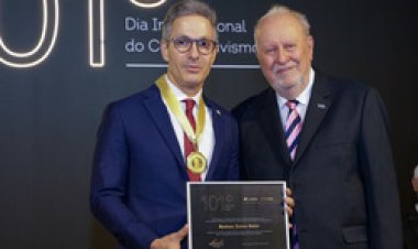 Governador recebe medalha considerada a mais alta comenda do cooperativismo mineiro