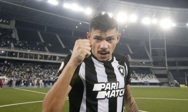 Líder isolado no Brasileirão, Botafogo recebe o embalado Coritiba