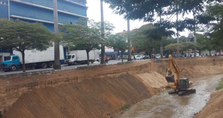 Prefeitura realiza limpeza do Ribeirão Ubá na Beira-Rio