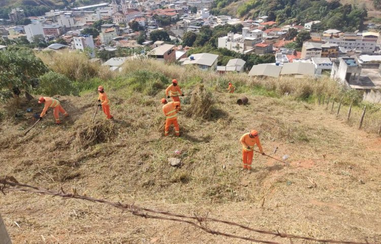 Prefeitura de Ubá realiza limpeza de terrenos públicos