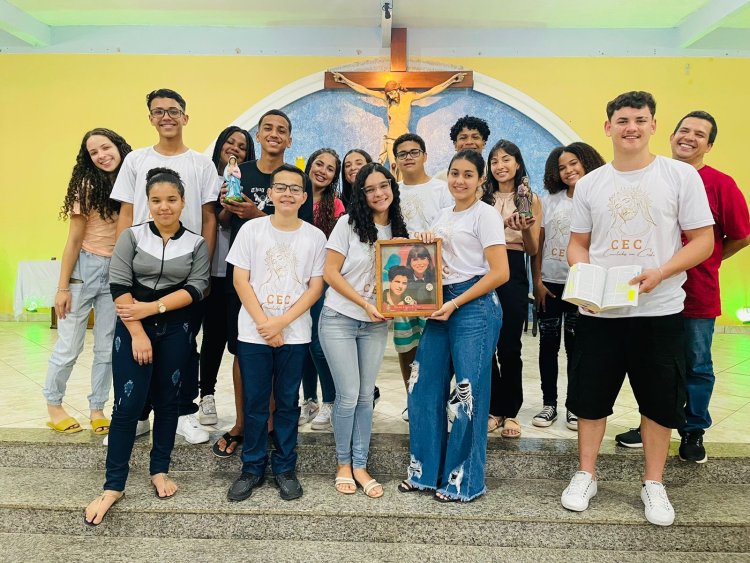 Grupo de Jovens da Paroquia São Jose Operário receberam as relíquias de São Carlo Acutis e Santa Isabel Cristina