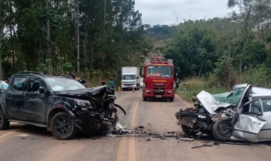 Três pessoas morrem em acidente com dois veículos em Rio Pomba