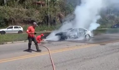 Carro pega fogo próximo do posto da PMRv de Dona Euzébia