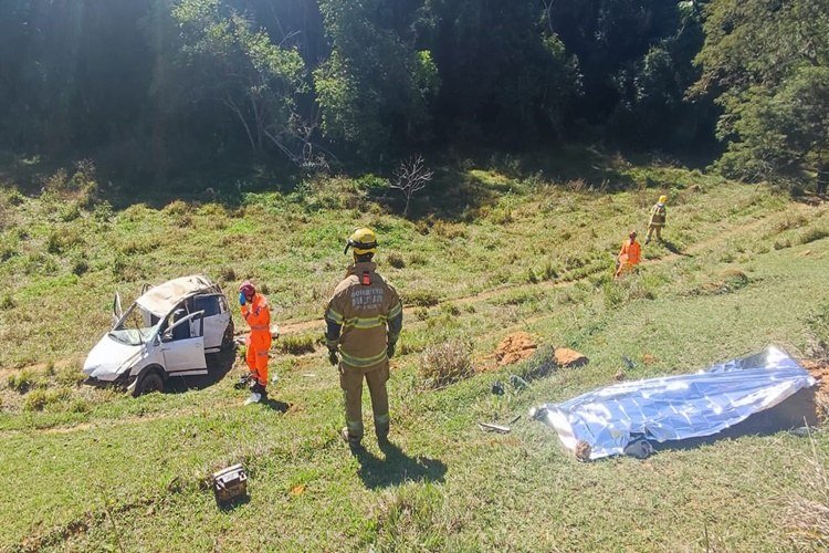 Capotamento na rodovia MCG-447, que liga Cataguases a Miraí deixa um morto e quatro feridos
