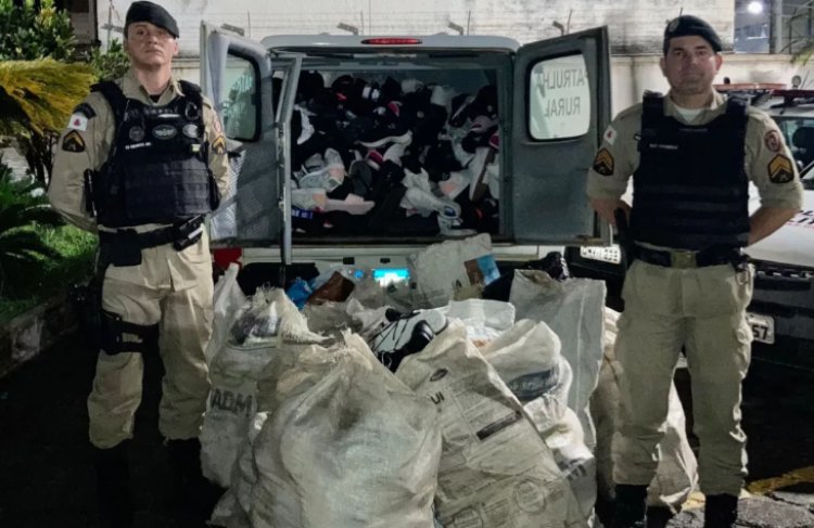 PM recupera 783 calçados saqueados de carreta e prende uma pessoa