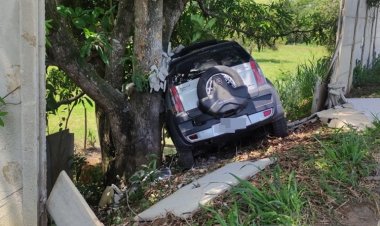 Casal fica ferido após carro sair da pista na MGC 265 estrada que liga Muriaé x Miraí
