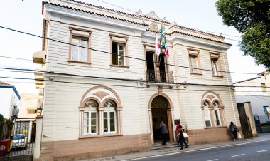 Prefeito Edson recebe projeto de restauração do Paço Municipal de Ubá