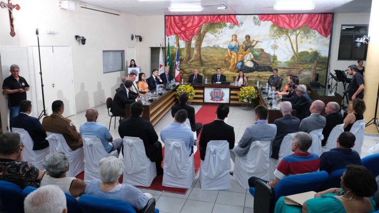 Prefeito participa de entrega do título de Cidadania Honorária de Ubá e da Comenda Ary Barroso